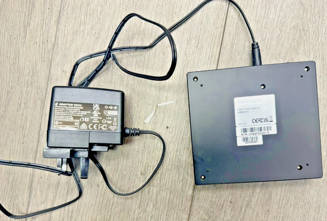 StarTech.com 1:2 Standalone USB Duplicator and Eraser - Memory Stick Cloner - Image 2